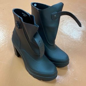 Hunter rubber heel rain boots. Super trendy and comfortable.